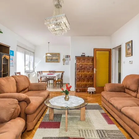 3 Bedroom Amazing In Fažana