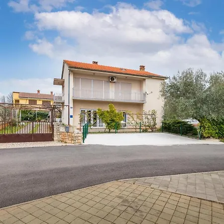 3 Bedroom Amazing Apartment In Fazana Apartment