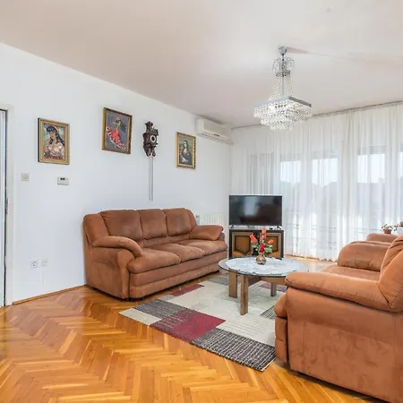 3 Bedroom Amazing Apartment In Fazana *