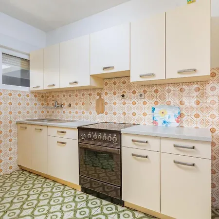 Apartment 3 Bedroom Amazing Apartment In Fazana