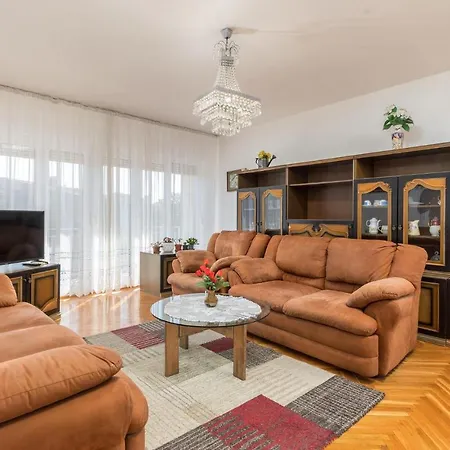 Apartment 3 Bedroom Amazing Apartment In Fazana *