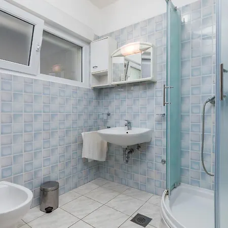 Apartment 3 Bedroom Amazing Apartment In Fazana *