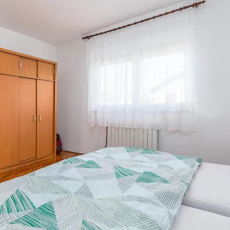 Apartment 3 Bedroom Amazing Apartment In Fazana *
